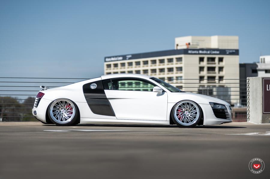  Audi R8 on Vossen Wheels (LC-105T) 2017 года  (фото 2 из 12)